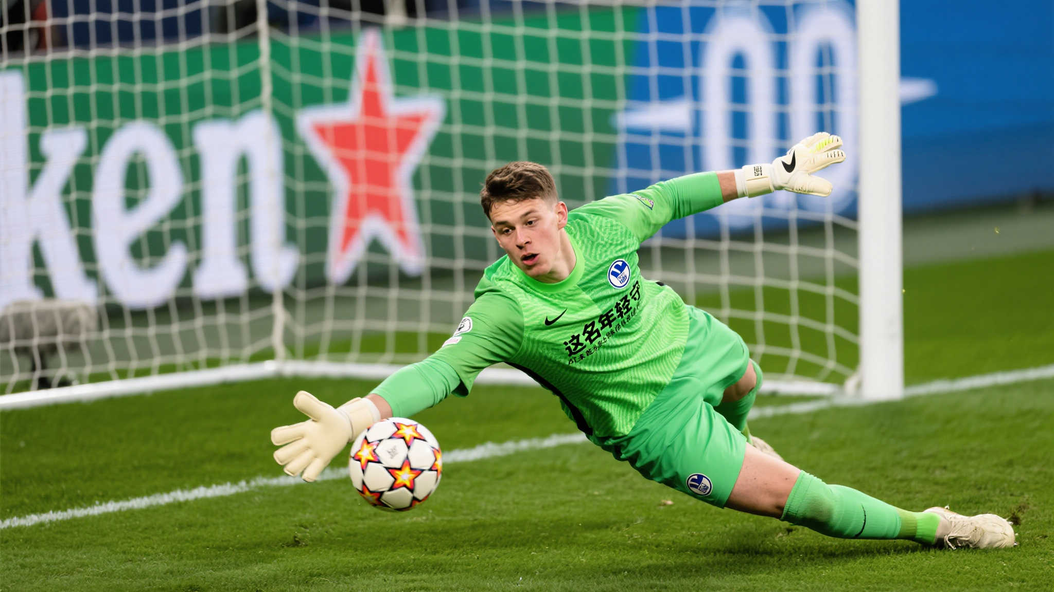 据统计，本场比赛他成功做出了8次有效扑救，其中包括